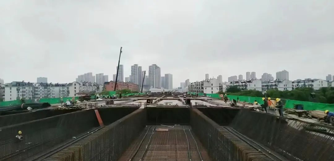 强攻项目建设 包管项目推进 李红军调研南外环高速项目建设情形